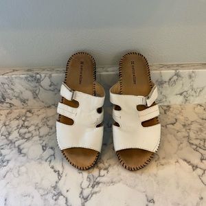 While Naturalizer sandals. Size 7. Super comfortable.